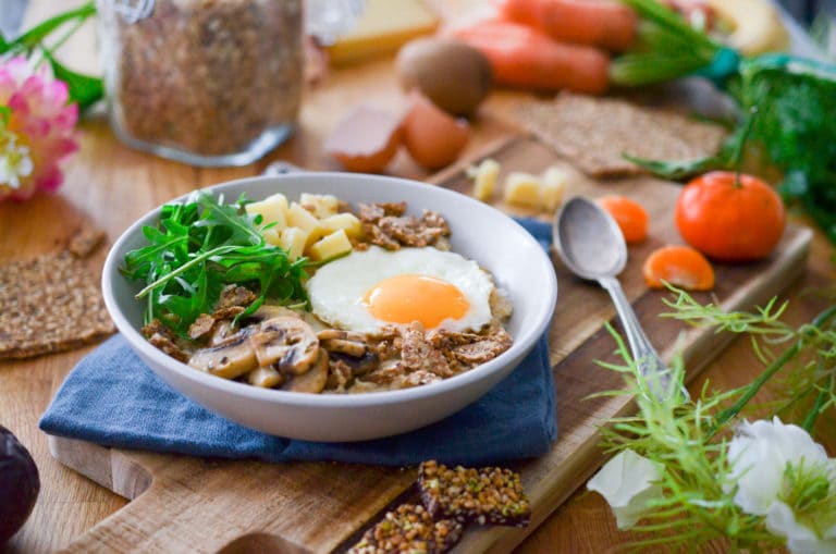 Image montrant un porridge mais façon salé, avec des oeufs, de la verdure, des champignons, du fromage et d'autres céréales